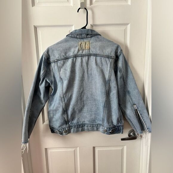 levis ex boyfriend trucker jean jacket Zippers on sleeves, distressed, size M - Picture 4 of 8
